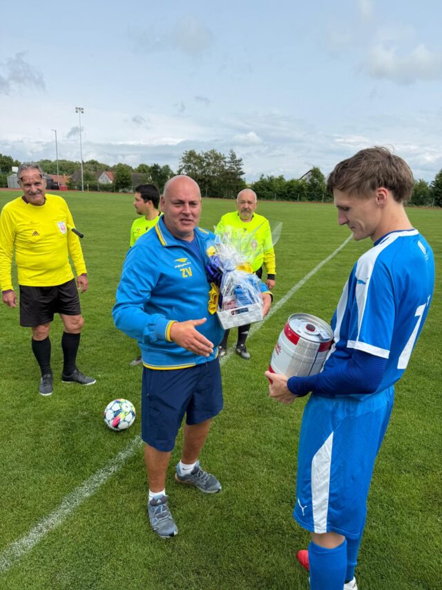 Zdeněk Vitoušek dostává poděkování při posledním zápase mužů v sezoně 2024/2025.